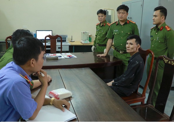 Hà Tĩnh: Bắt đối tượng vận chuyển gần 600 viên ma túy tổng hợp